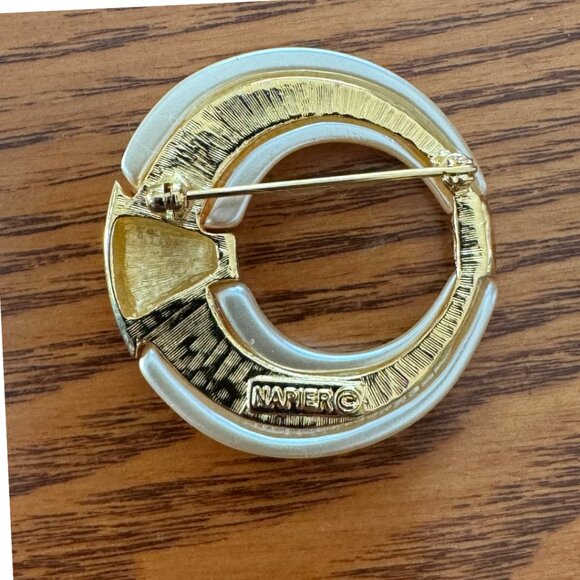 Napier Signed Gold Tone Faux Pearl Round Brooch Pin Vintage - Picture 4 of 5